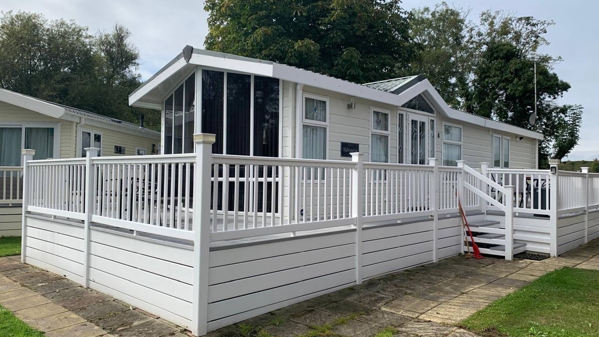 Clacton-on-Sea Cabin | VALENCIA 2 BEDROOMS LAKESIDE LODGE