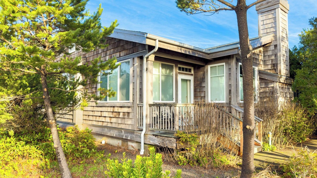Manzanita House | Valentine's House MCA#525 Cozy Duplex 1 block to the beach, fireplace