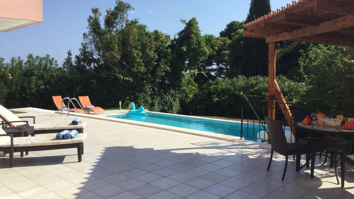 Thiramonas Apartment | VALERIANO NrKATELIOS,2 Bed Grd Floor Villa Apartment Private Pool,Full A/C,Wi-Fi