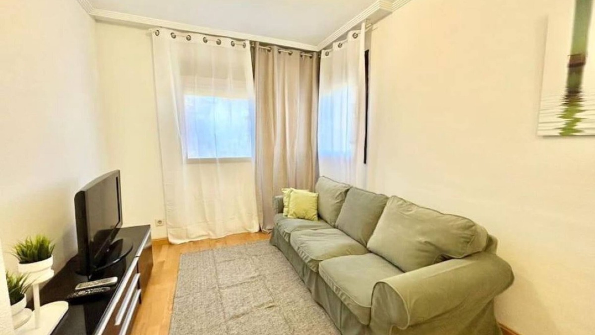 Puente de Vallecas Apartment | Valleca Sierra Guadalupe Train