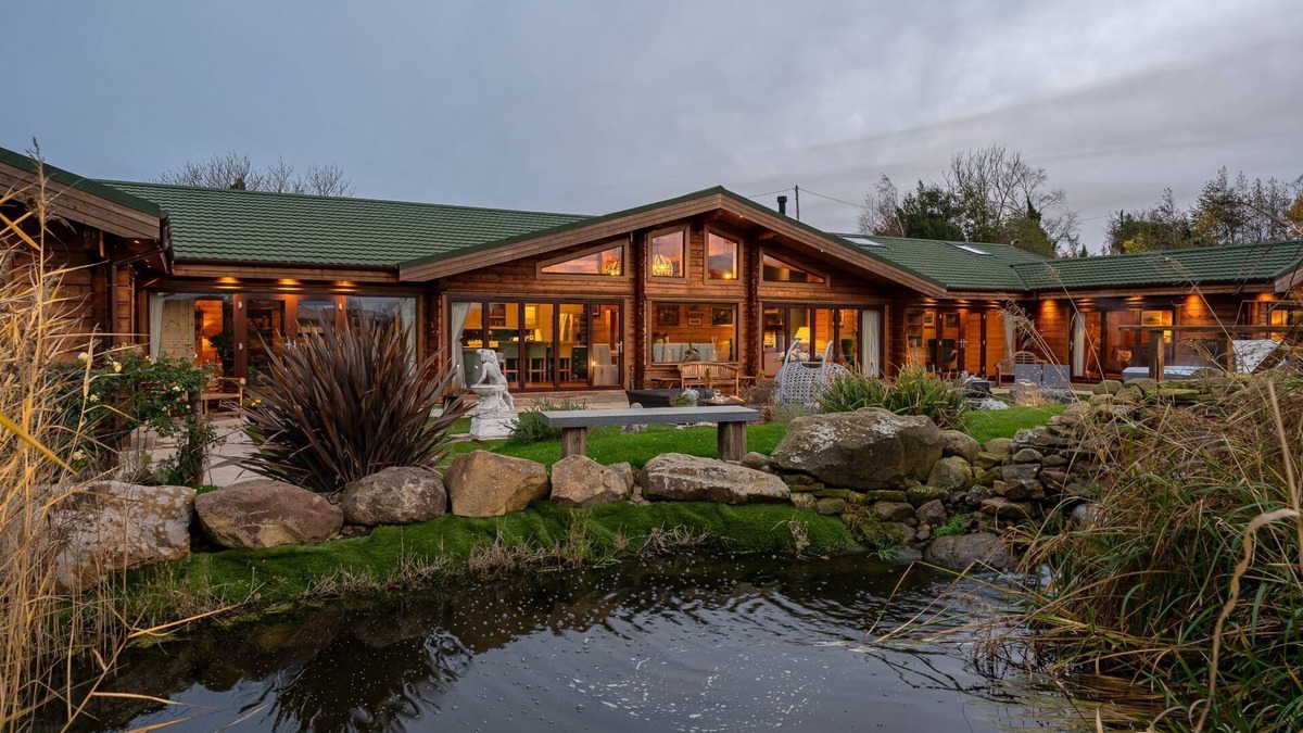 Constable Burton Cottage | Valley View - a lodge that sleeps 8 guests in 3 bedrooms