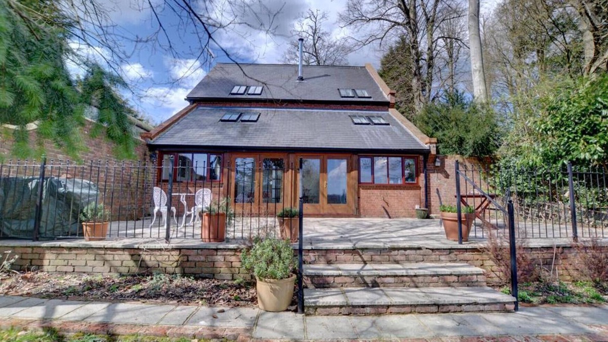 Hartfield House | Valley View Barn - Three Bedroom House, Sleeps 6
