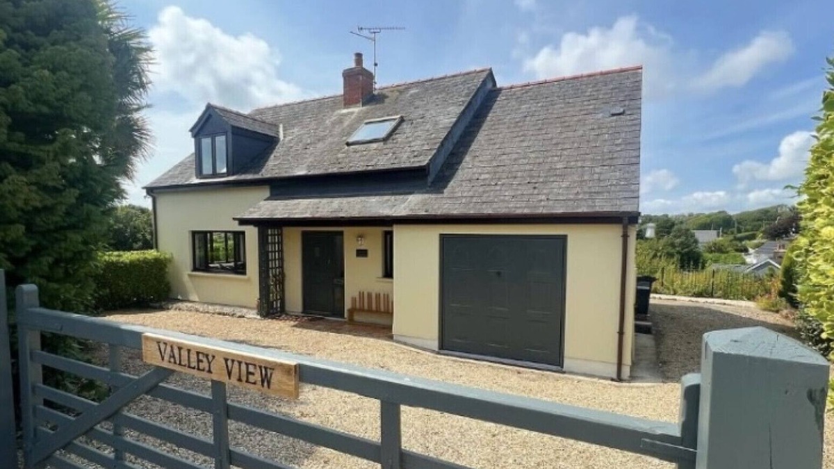 Manorbier House | Valley View - Four Bedroom House, Sleeps 8