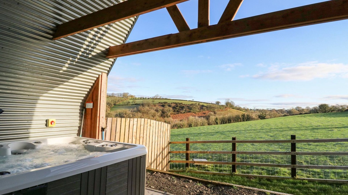 Llandysul Cottage | VALLEY VIEW HIDEAWAY, pet friendly, with hot tub in Ffostrasol
