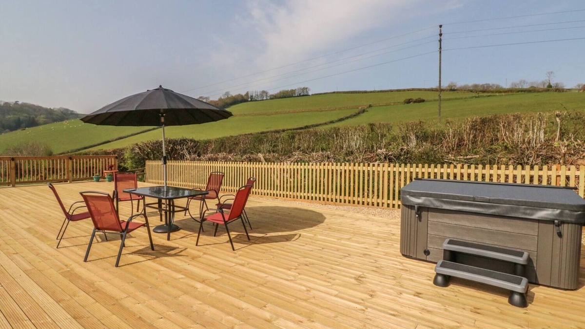 Brushford Cottage | VALLEY VIEW, pet friendly, with hot tub in Bampton, Devon