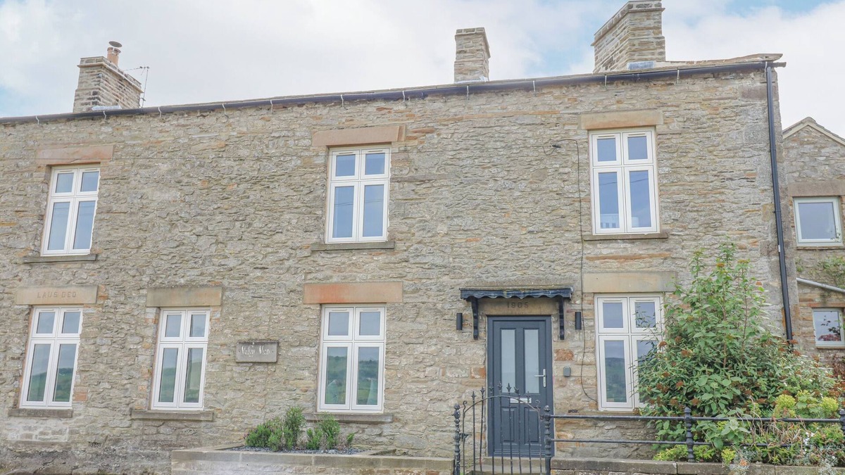 West Witton Cottage | VALLEY VIEW, pet friendly, character holiday cottage in West Witton