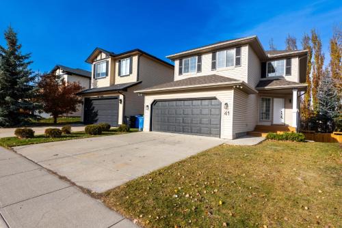 Valley Ridge Apartment | Valleyhut - Private 2 Bedrooms 1 Bathroom Walkout Basement Apartment