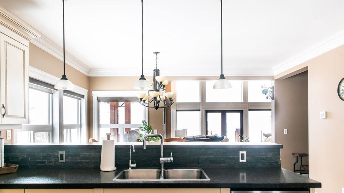 British Columbia Interior House | Valleyview Heights Luxury Suite