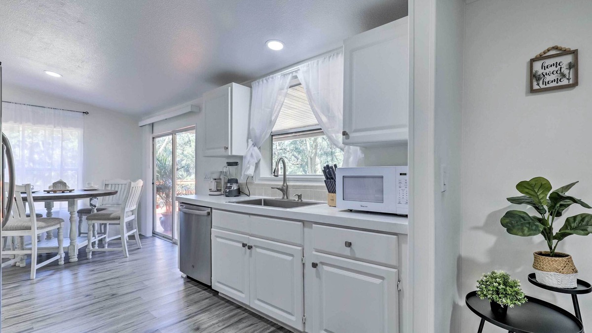 Valrico House | Valrico Retreat w/Fire Pit ~ 18 Mi to Tampa!