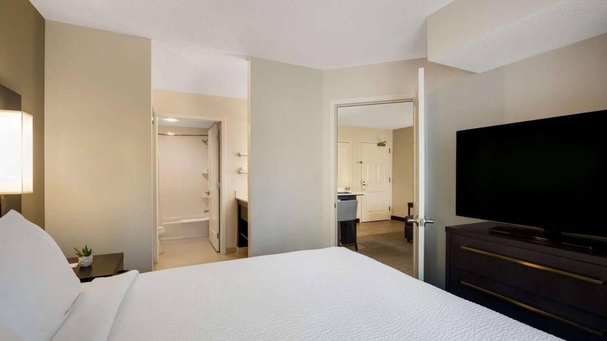 Mount Tabor Apartment | Value For Money! Convenient, Pet-Friendly 1BR Suite with Kitchen!
