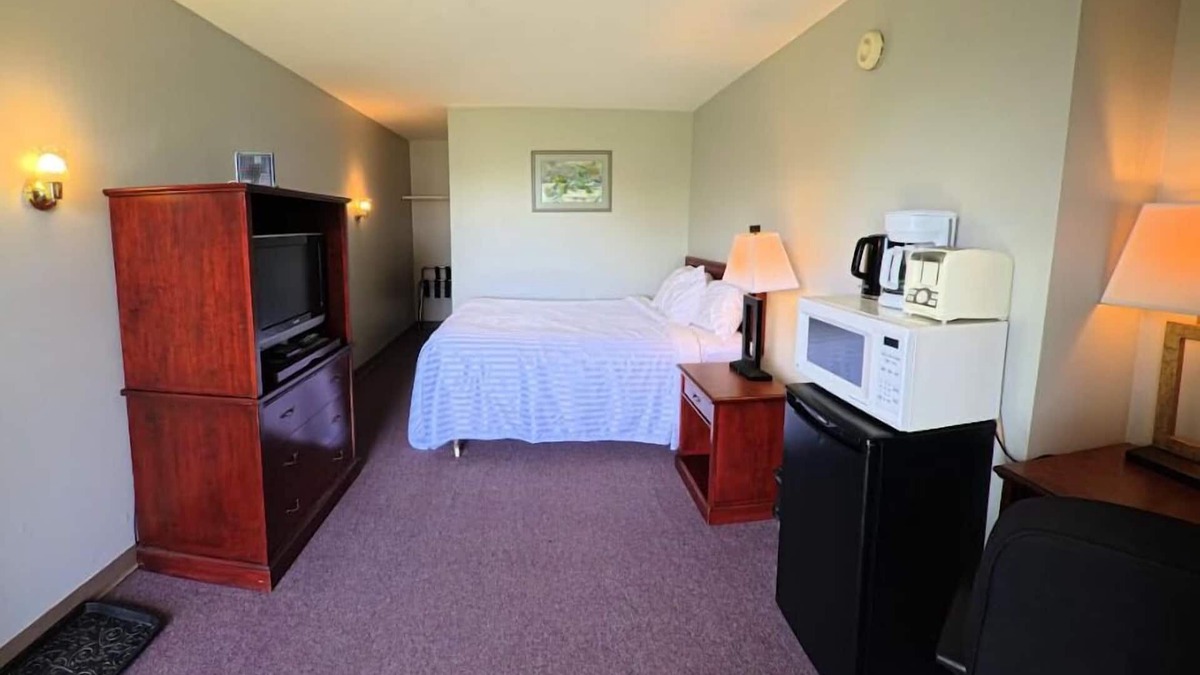 Edson Hotel | Value Stay Clean Room at Castle Motel