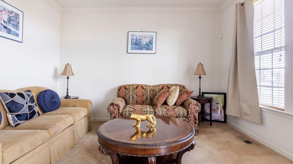 Rossville House | Van Gogh 1- Executive Room in a single family home!