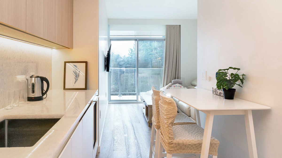 Marpole Condo | Vancouver cozy AC studio,free parking,close to YVR,Skytrain,UBC,hospital