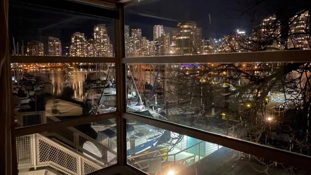 Fairview House | Vancouver Waterfront 1480SF 2BR Townhome with Deck