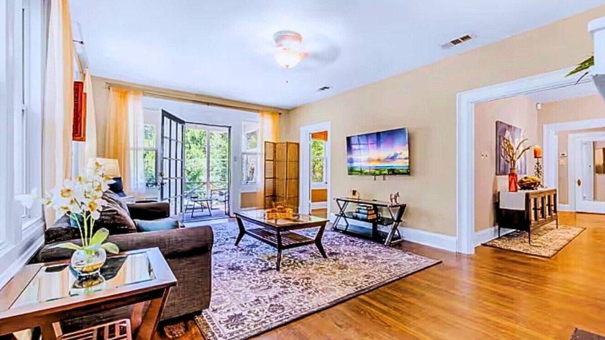 Oak Lawn House | Vandelia Retreat – Walk to Oak Lawn Shops & Dining