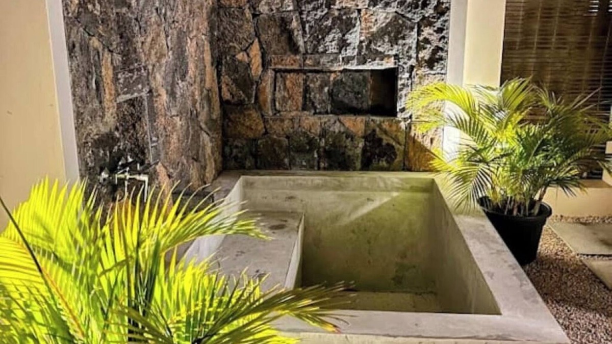 Cap Malheureux Cabin | Vanilla Lodge Private secluded external shower and bathtub.