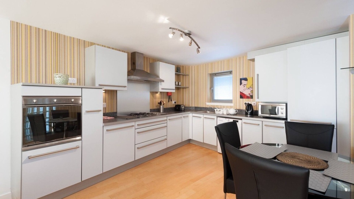 City Centre Glasgow Apartment | Vantage Apartments - Clyde Street, River view with balcony