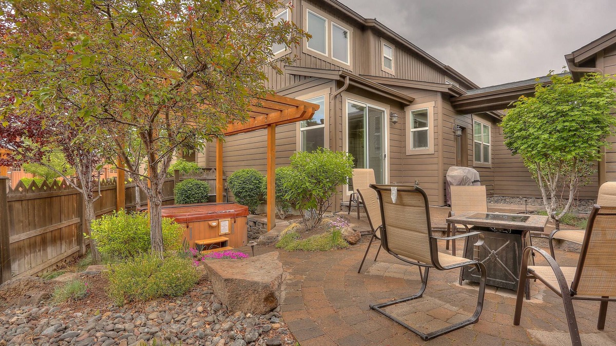 Southern Crossing House | Vantage Point 3 Bedroom Townhouse by RedAwning