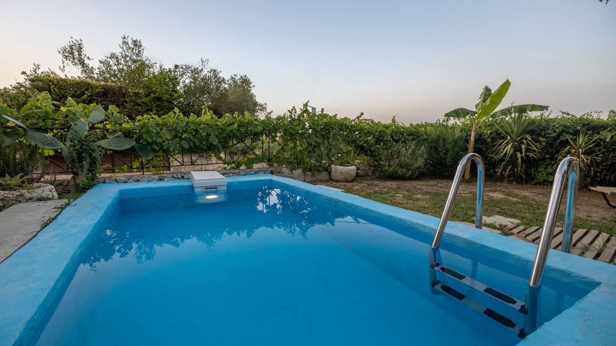 Porto Koukla Apartment | Vardiola Houses - Traditional Suite with private pool