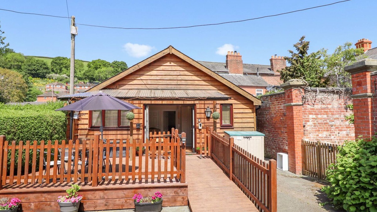 Newtown House | VARLEY VILLA, pet friendly, character holiday cottage in Newtown