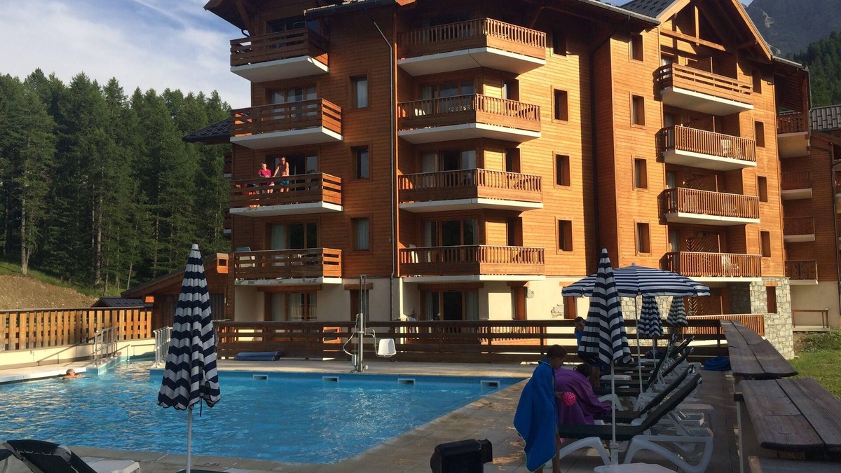 Les Claux Apartment | Vars Les Claux beautiful Apart. 2 c. 6 beds at the foot of the slopes heated pool