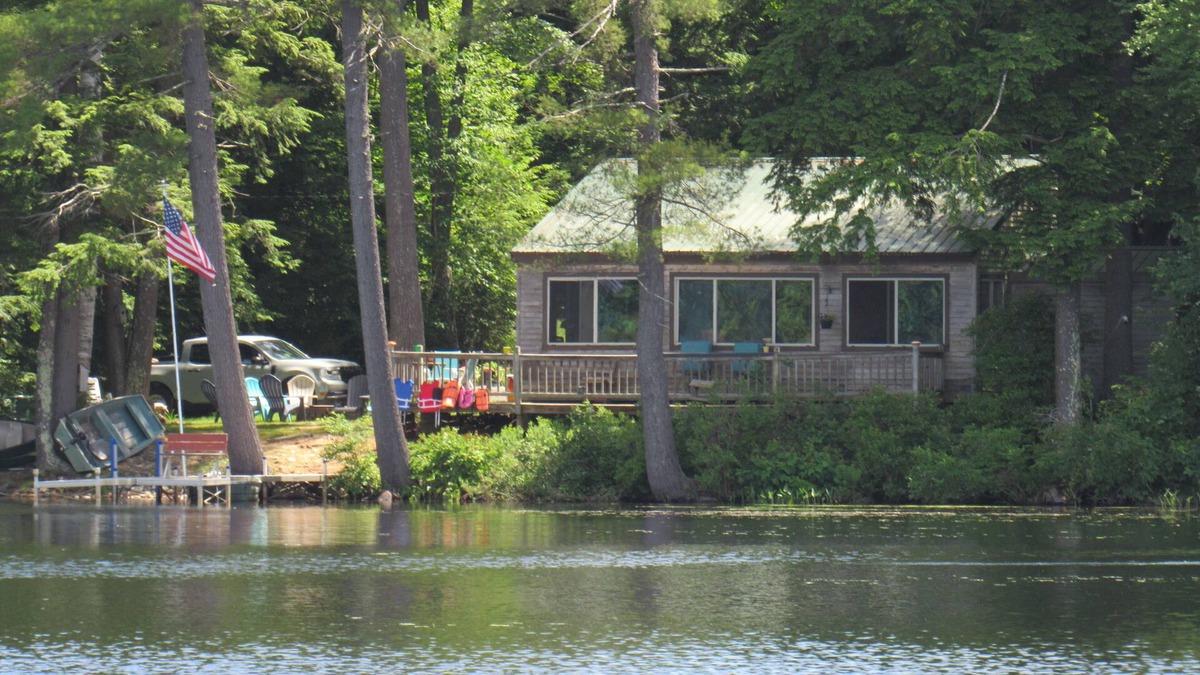 Pittsfield House | Vasha is a cozy pet-friendly lake house for relaxing in a secluded location.