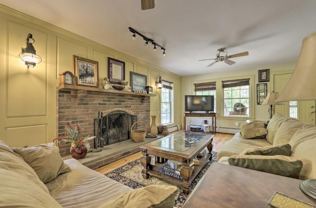 Pomfret House | Vast Vintage-Style Home, half Mi to State Park