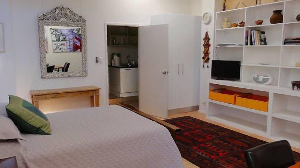 Braitling Apartment | Vatu Sanctuary - The Studio (large apartment with direct access to the pool)