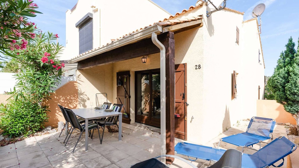 Foulquines House | VC28 One-room house with mezzanine in residence with collective swimming pool WIFI included