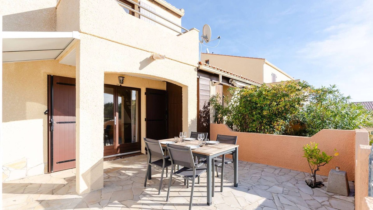 Foulquines House | VC43 : 3 room holiday house with collective swimming pool