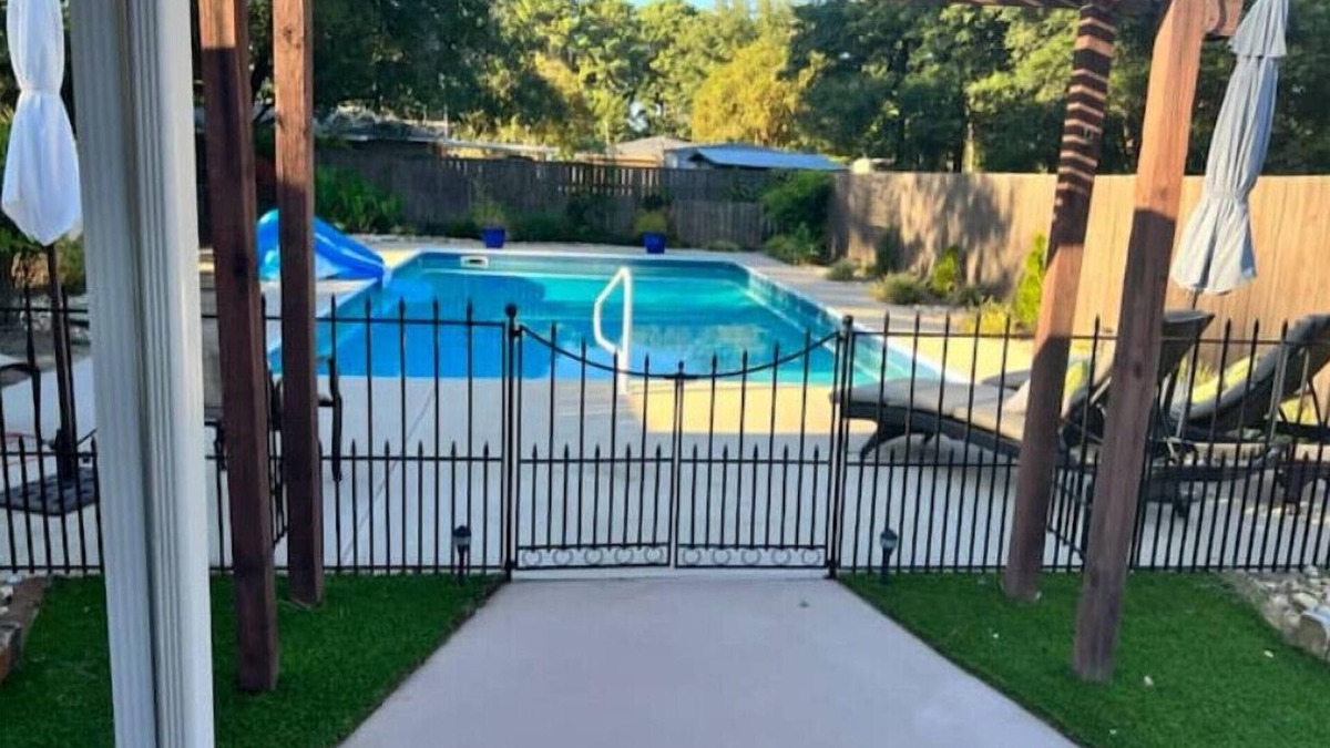 Gunter Afs House | Vega Vacation Spacious 3 BR w/king beds+pool