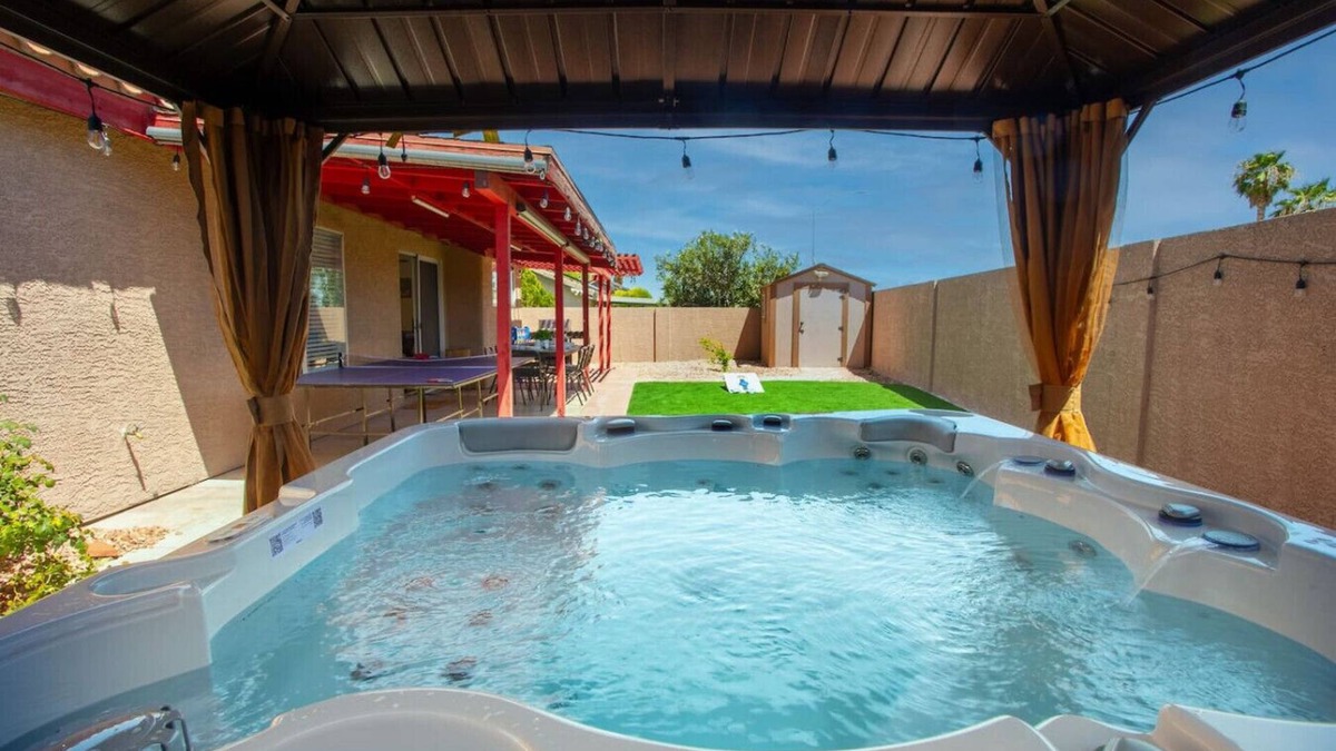 North Las Vegas House | Vegas Trip 5BD Home: Spa, Arcades, and More!