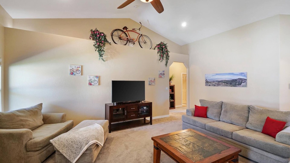 Fruita House | Velo I: Luxury Comfort with Bikes & Outdoor Living