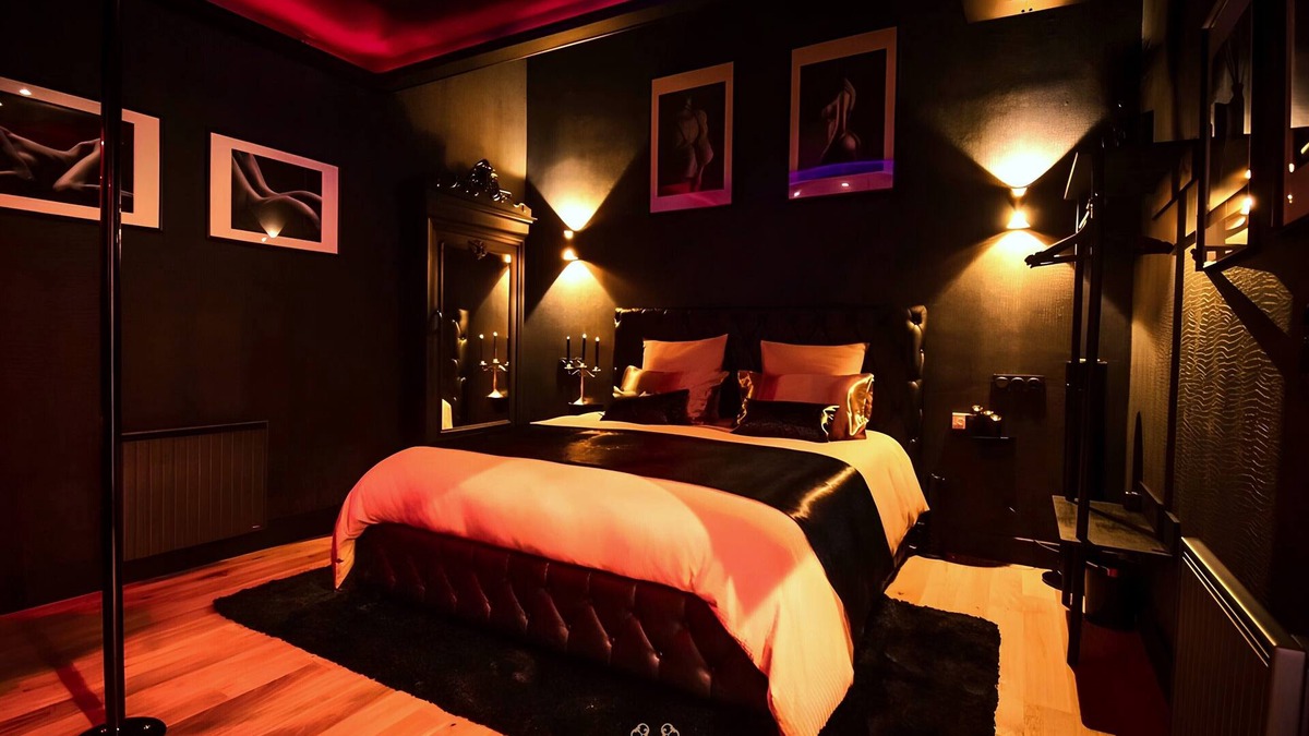 Choisy-le-Roi Apartment | VELVET & LEATHER - Luxurious Loveroom near Paris - Spa Sauna Secretroom Cinema