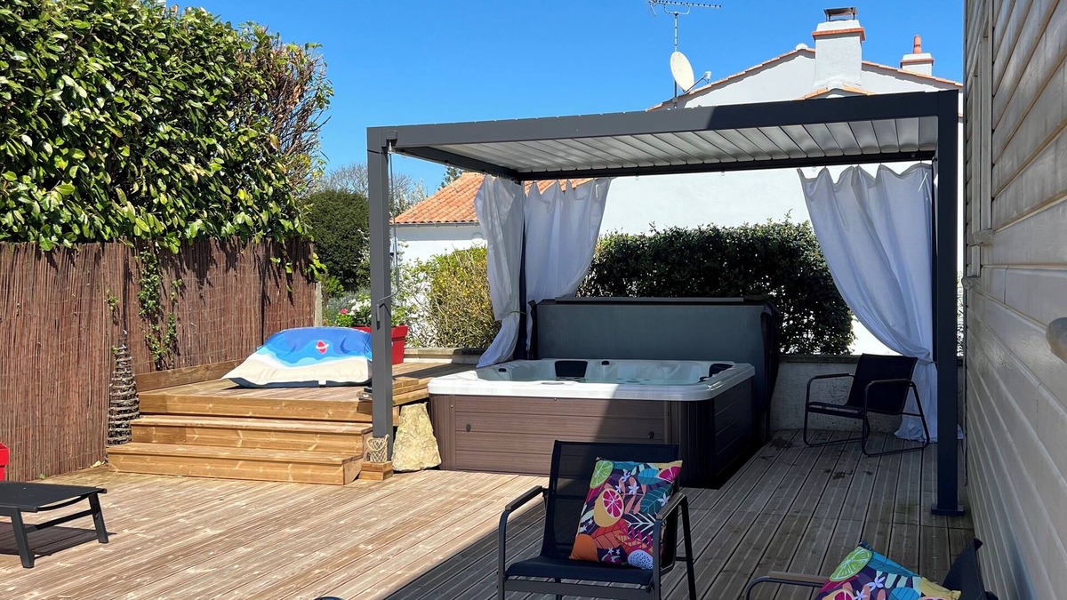 Saint-Michel-en-l'Herm House | Vendée getaway: large house with spa and terrace 10 minutes from the sea
