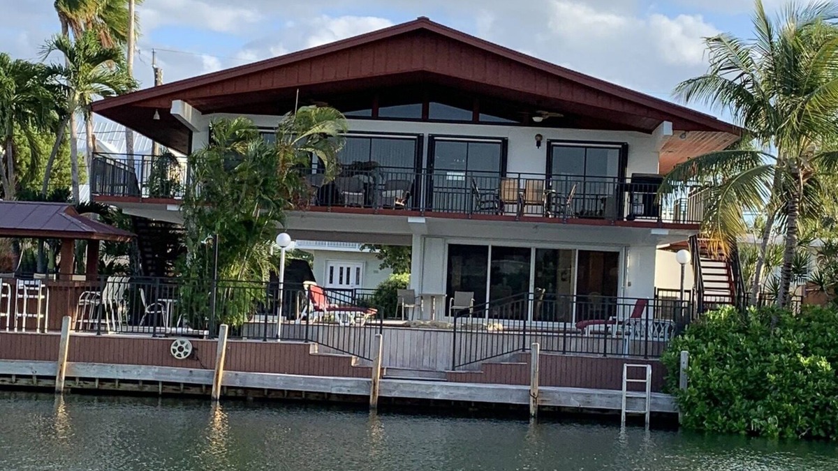 Venetian Shores House | Venetian Tropics weekly Pvt home w/heated Pool, 3 bedroom/70ft dock w/canal