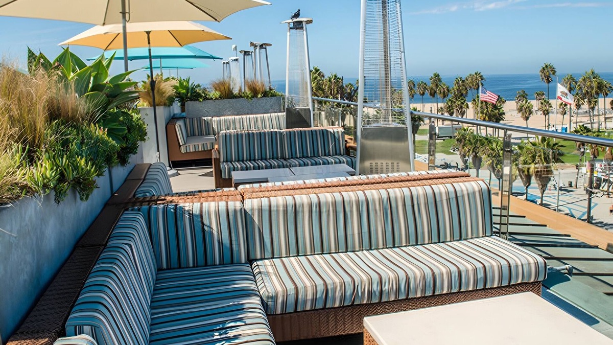 Venice Hotel | Venice Beach Base w/Balcony | Free Breakfast | Rooftop Lounge | 3 Units