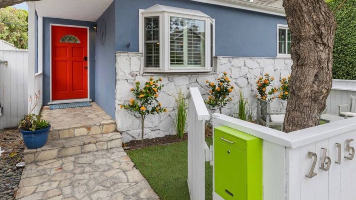 Venice House | Venice Beach Bungalow Steps From the Canals & 5 Minute Walk to Venice Beach