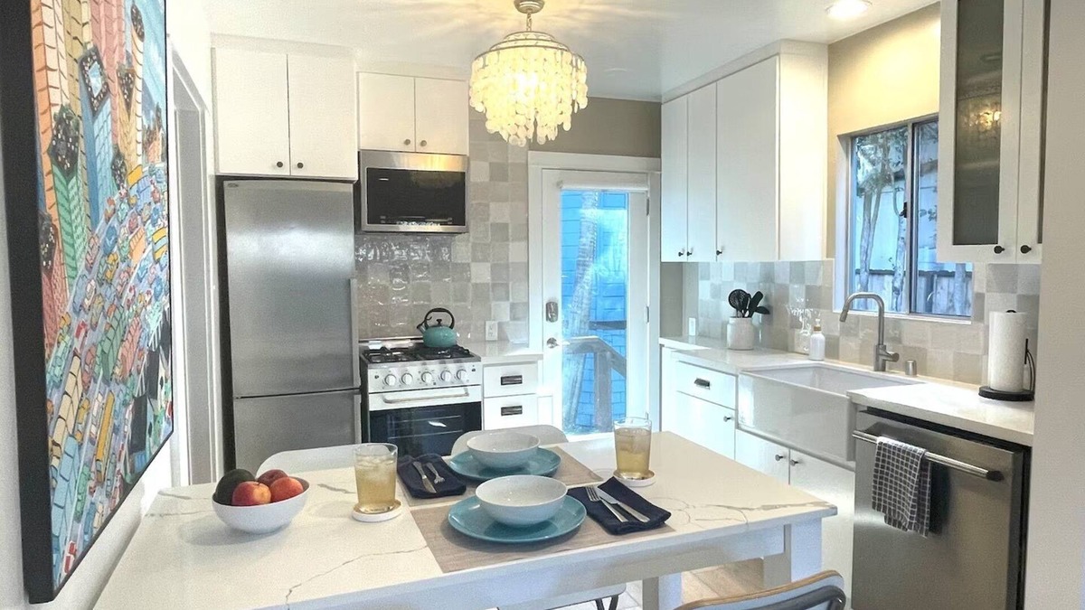 Venice House | Venice Beach Gated Tropical Oasisn