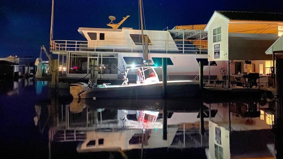Venice Boat Rental | Venice Villa - 3 bedroom 2.5 bath houseboat next to parking lot!