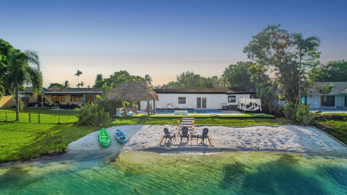 North Miami Beach House | Ventur Paradise - Waterfront - Kayak, Tiki & Games