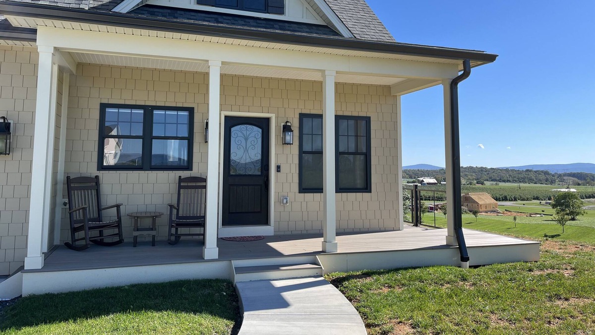 Stephens City Cottage | Ventura Cottage: breathtaking views/Outdoor Tub/4 acres/Gym/<10min to Winchester