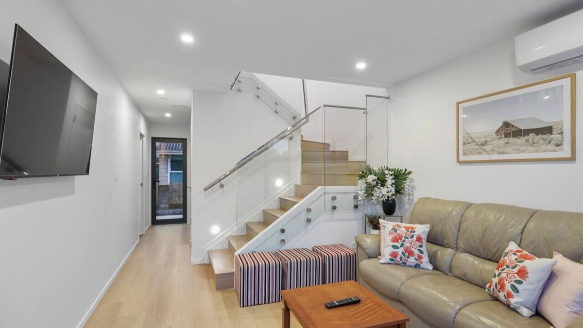 Mangere House | Ventura Heights Townhouse with Parking and Patio