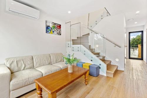 Mangere House | Ventura Serenity Townhouse with Parking and Patio
