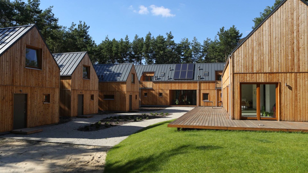 Osjakow Cottage | 'Verde' cottage in Small Family Friendly Resort in Forest upon Warta River