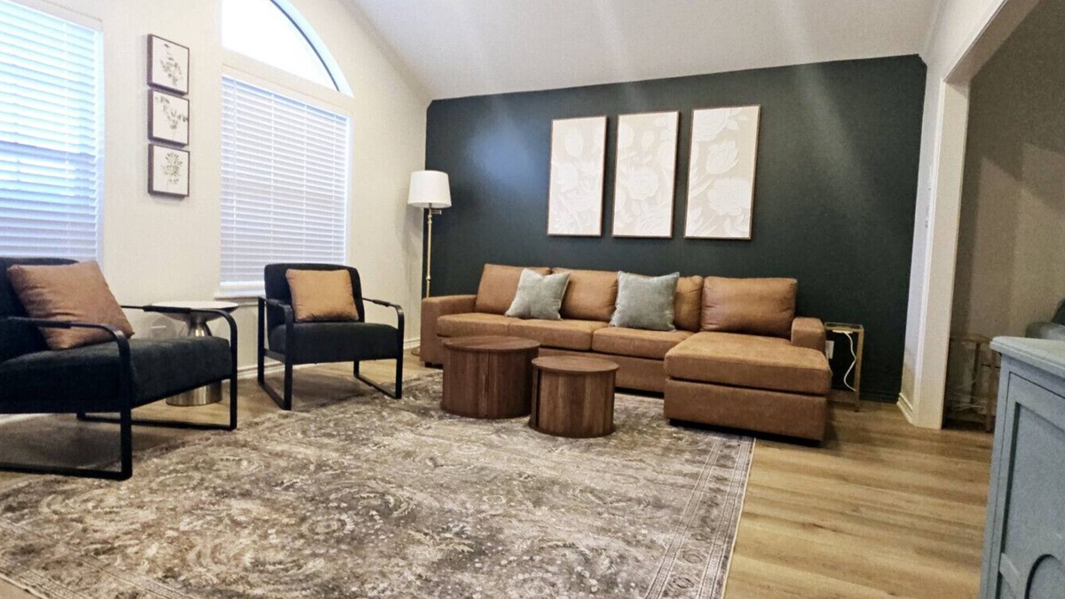 Tyler House | Verde @ Hollytree dr King bed, excellent location Golf