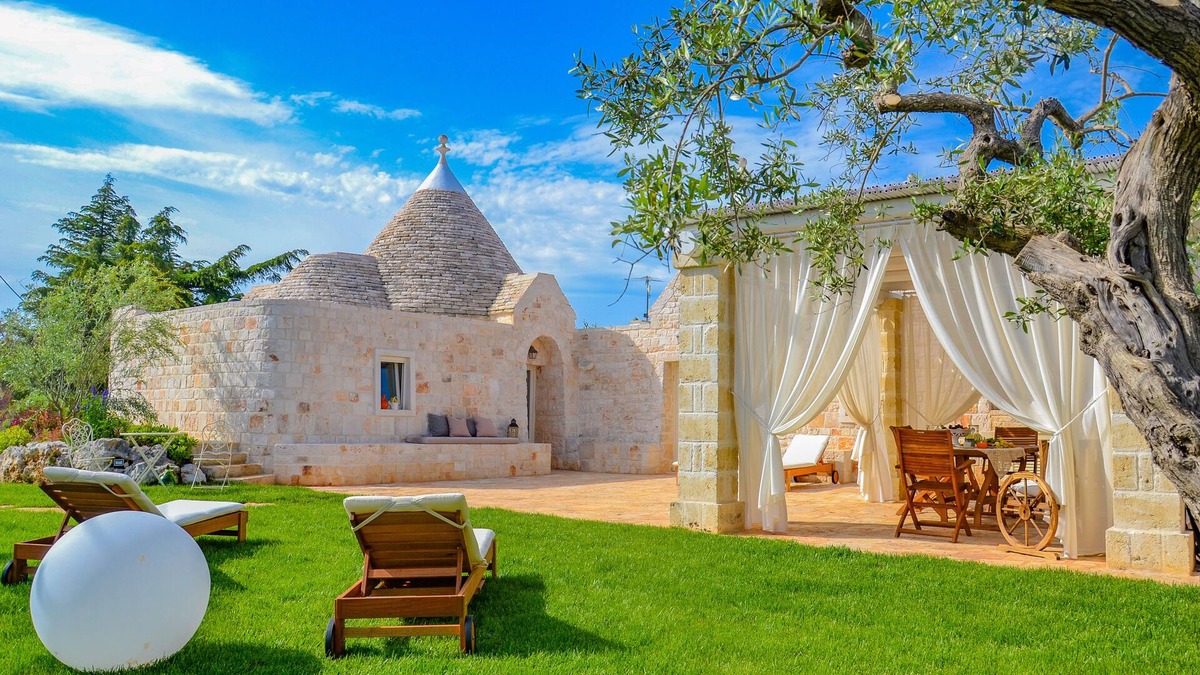 Locorotondo Villa | Verdeacqua Suite Trulli & Relax with Indoor Pool in Valle d'Itria