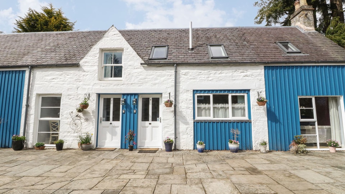 Strathtay Cottage | VERDI, pet friendly, with open fire in Strathtay