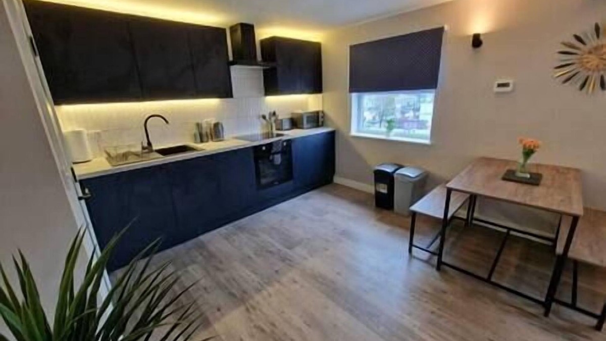 Plasnewydd Apartment | Vere Room 5 - Double Room - Shared Bathroom Near City Centre