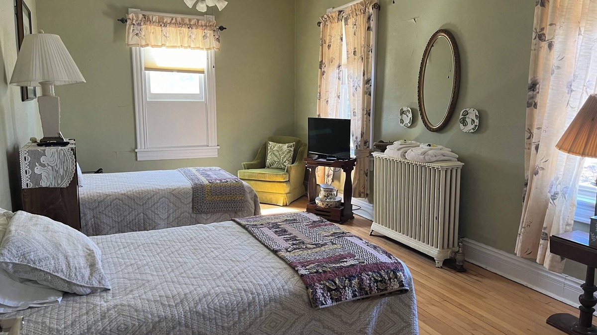 Tower Bed & Breakfast | Vermilion Park Inn, #10 British Garden Room (2nd floor)